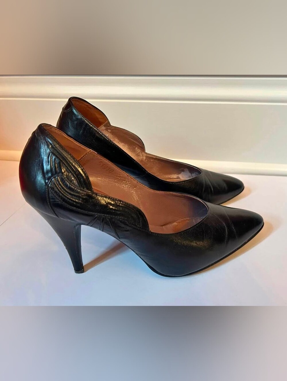 Vintage PAP Made In Greece Women's Leather Pointy Heels. Size: 8.5 US (39 EU).